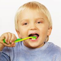 Mädchen beim Zähneputzen