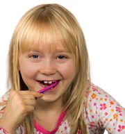 M&auml;dchen putzt sich die Z&auml;hne