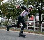 Junger Mann fährt Inline-Skates