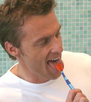 Reinigung der Zunge mit einem Schaber